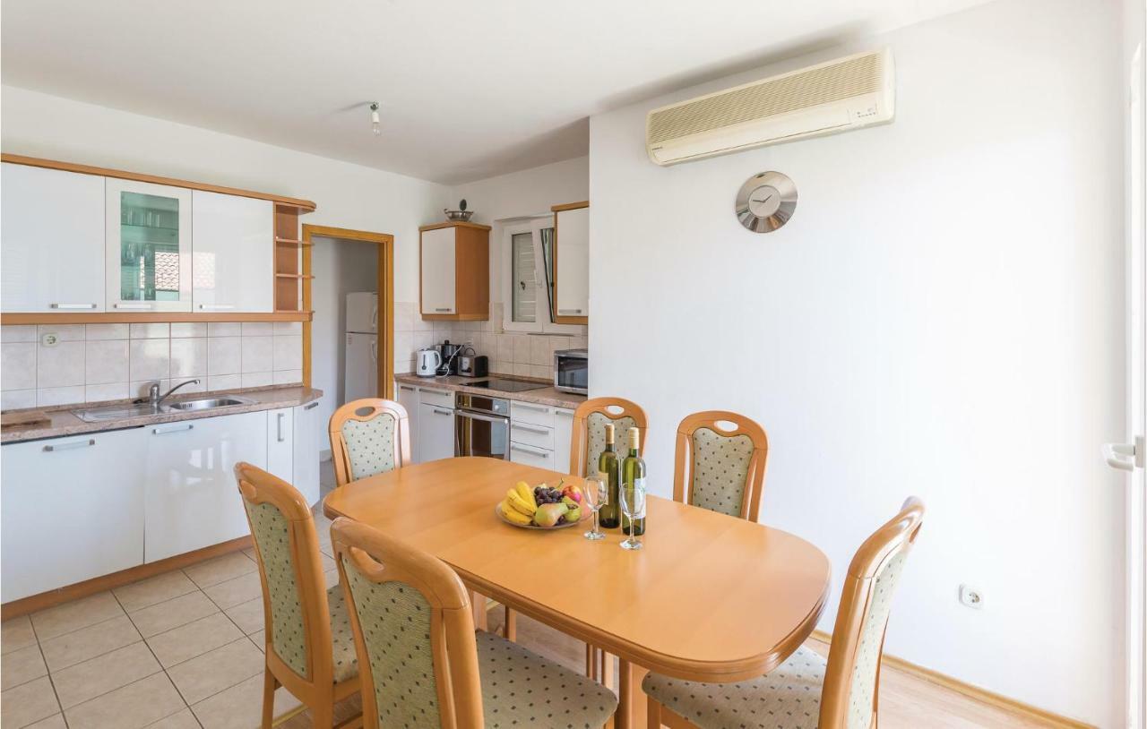Cozy Apartment In Makarska With Kitchen Экстерьер фото